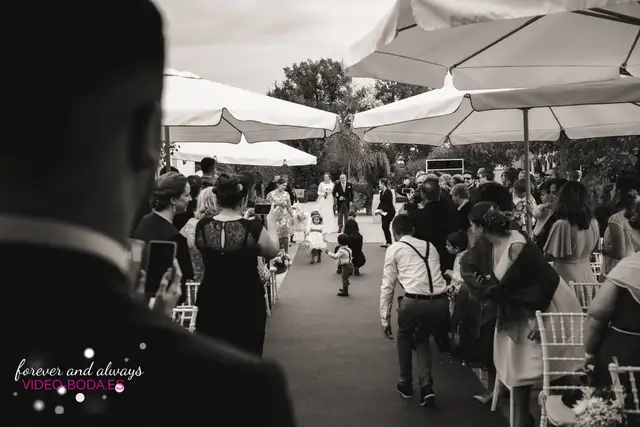 el novio esperando a la novia en el altar