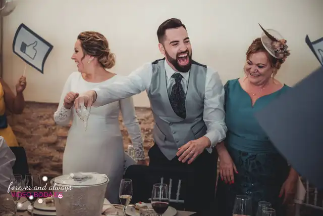 el novio esperando a la novia en el altar