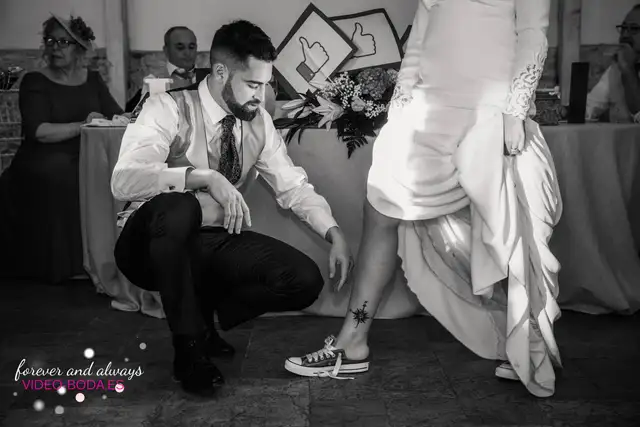 maquillando a la novia en la cocina