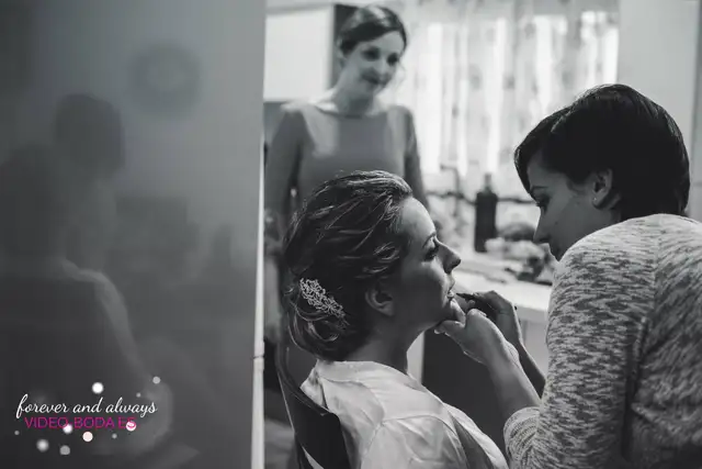 maquillando a la novia en la cocina