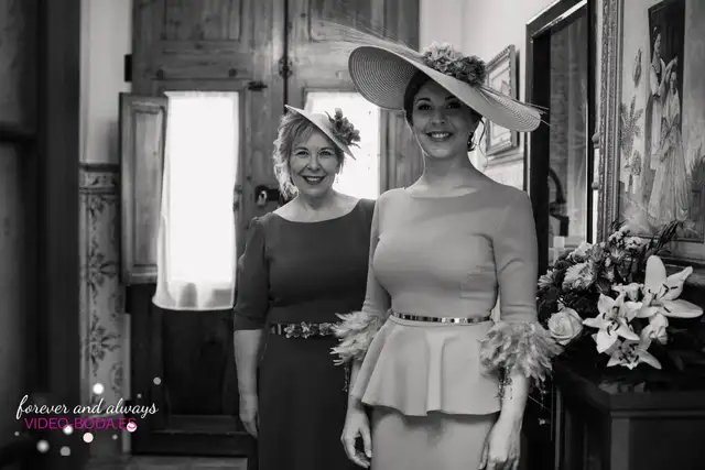 LA hermana y la madre de la novia