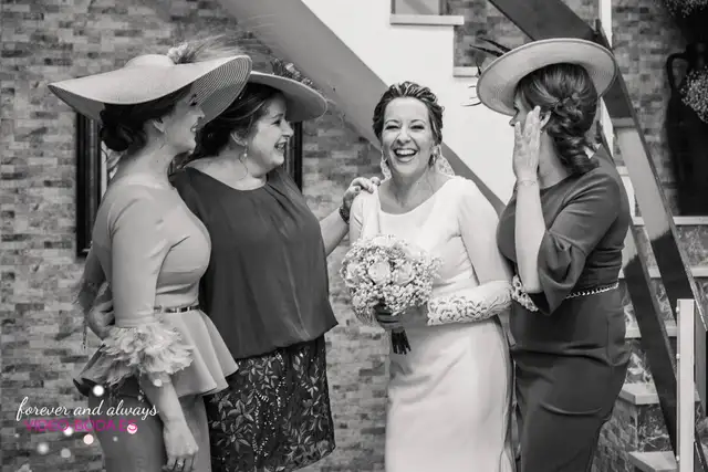 las amigas de la novia en la casa