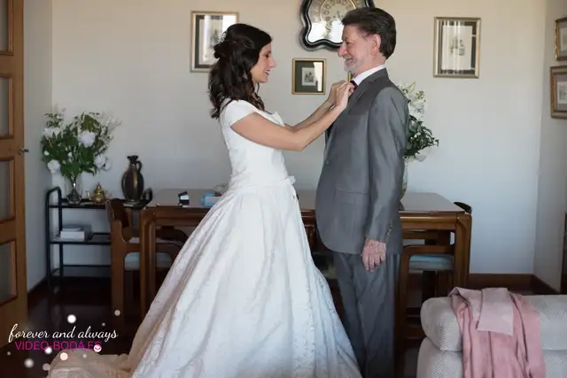 momento novia poniendo corbata padre