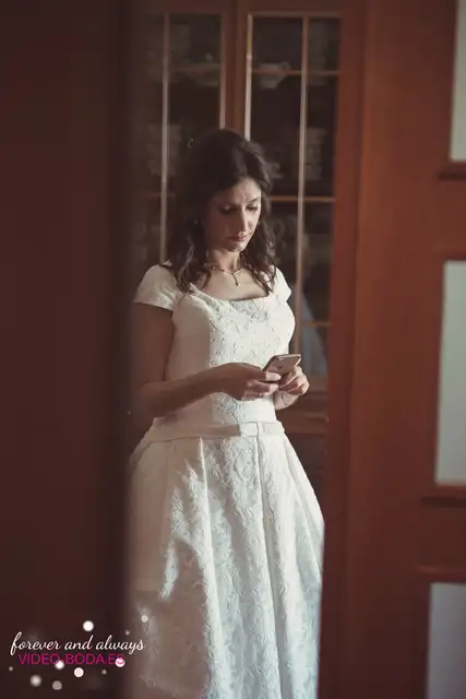 fotografías novia mirando el movil