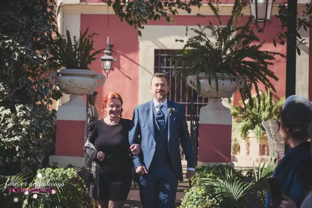 fotografías novio entrando boda