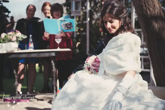 novia escuchando discursos boda