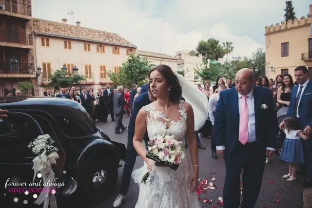 novia entrando a la iglesia