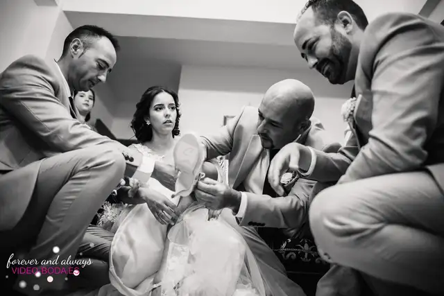 hermanos novia poniendo zapatos