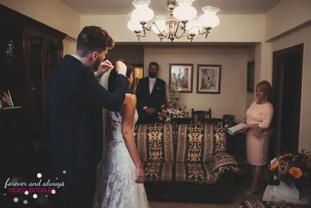 poniendo el velo a la novia