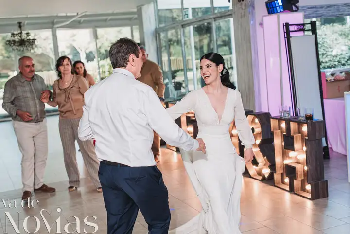 Reportaje de boda jardines la Cartuja Monica Hector Mayo 2023 baile nupcial