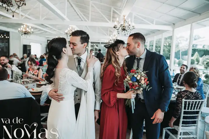 Reportaje de boda jardines la Cartuja Monica Hector Mayo 2023 banquete portada