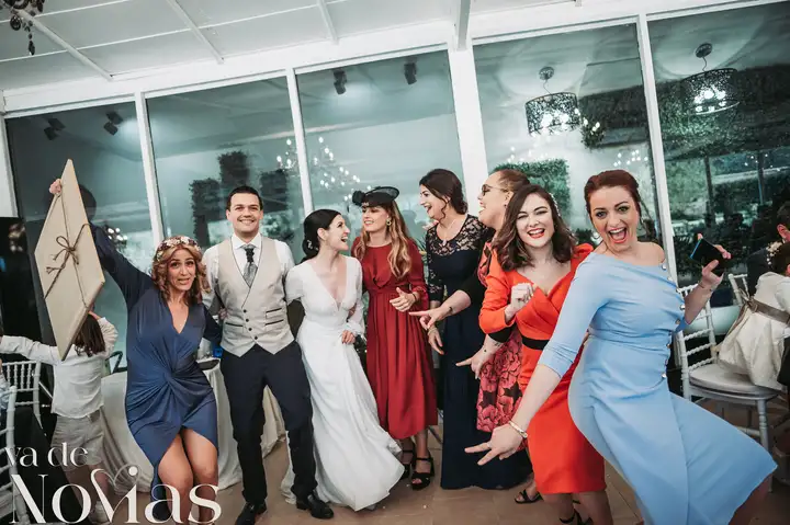 Reportaje de boda jardines la Cartuja Monica Hector Mayo 2023 banquete portada