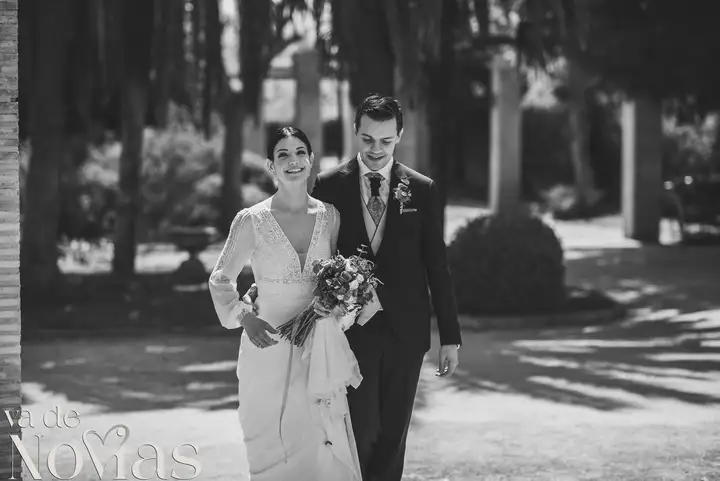 Reportaje de boda jardines la Cartuja Monica Hector Mayo 2023 portada sesion pareja