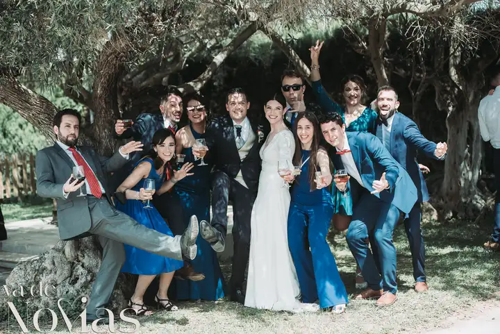 Reportaje de boda jardines la Cartuja Monica Hector Mayo 2023 coctel grupales