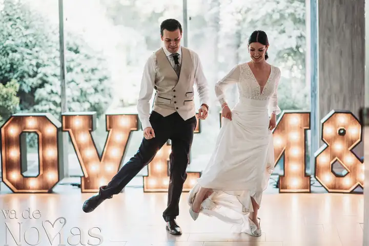 Reportaje de boda jardines la Cartuja Monica Hector Mayo 2023 baile nupcial portada