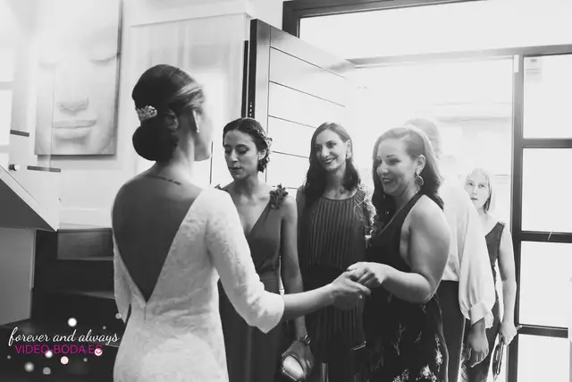 novia recibiendo amigas