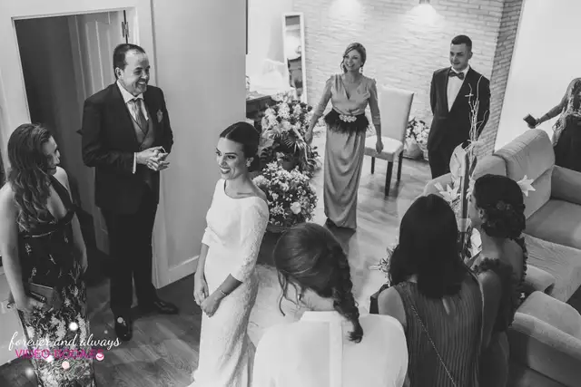 novia saliendo de casa