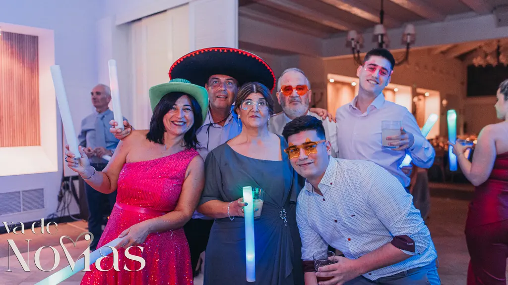 boda campo anibal raquel sergio fiesta grupales photocall