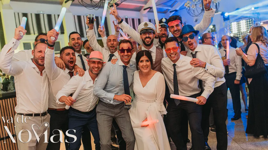 boda campo anibal raquel sergio fiesta grupales photocall portada