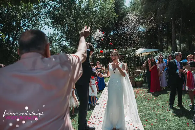 Reportaje boda tamara Asis Sauces Olimar Chiva Salida / Entrada