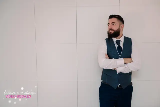 novio posando habitanción antes ceremonia de la boda