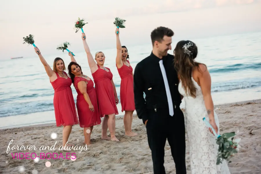 Novios junto al mar durante su boda