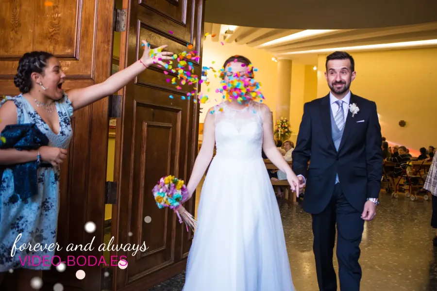 Salida de los novios después de la ceremonia