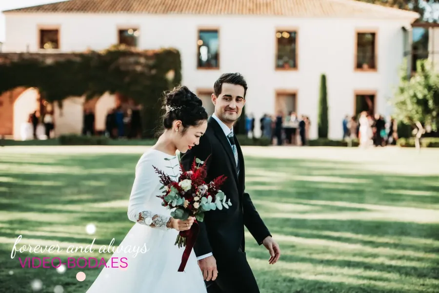 Novios paseando durante su reportaje de boda